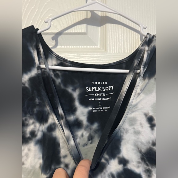 Torrid Blouse Women 1x Grey Tie Dye Strappy Tee V Neck Short Sleeve Casuals - Picture 2 of 3